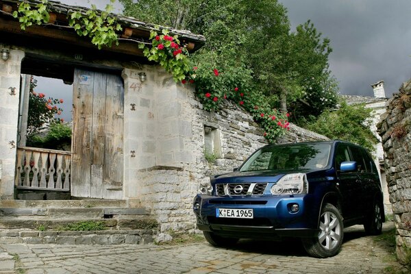 Voiture bleue sur fond de mur de pierre