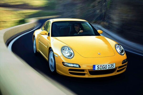 Piston jaune 911 sur route de montagne