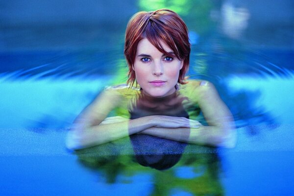 Femme sexy dans la piscine avec de l eau