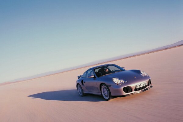 Une nouvelle Porsche chic dans le désert