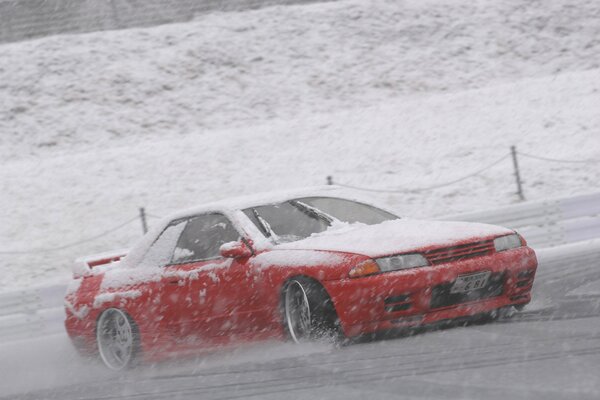 Drift on the snow of the red winter during the winter morning