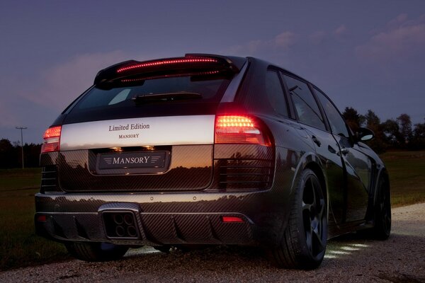 Porsche Cayenne auf einer Landstraße, Dämmerung