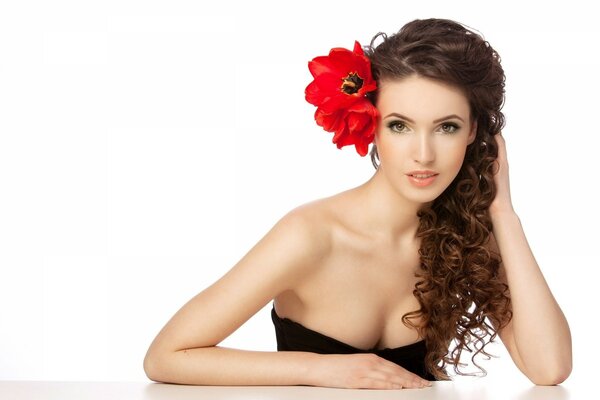 Ragazza top model con fiore rosso