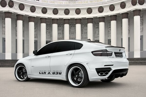 BMW X6 sur VDNH se tient sur place