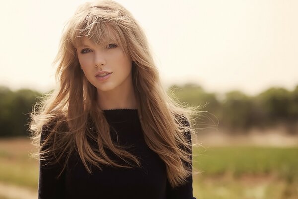 3LA belle chanteuse blonde Taylor Swift