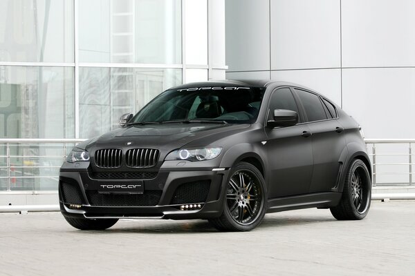 BMW X6 colore nero vista laterale