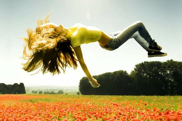 Fille aux cheveux longs se trouve dans l air