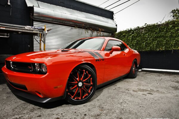 Red challenger Tuning in der Nähe der Garage