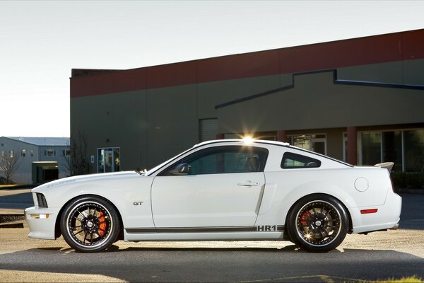 Blanc ford mustang gt