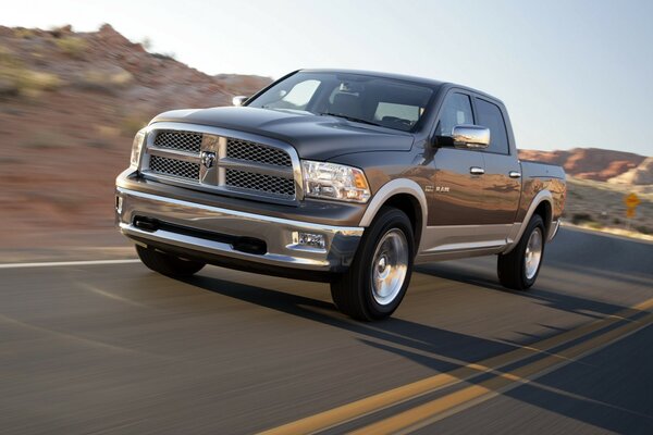 Pick-up SUV américain dans le désert