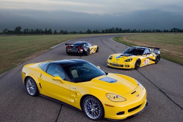 Coches chevrolet Corvette amarillo en la pista