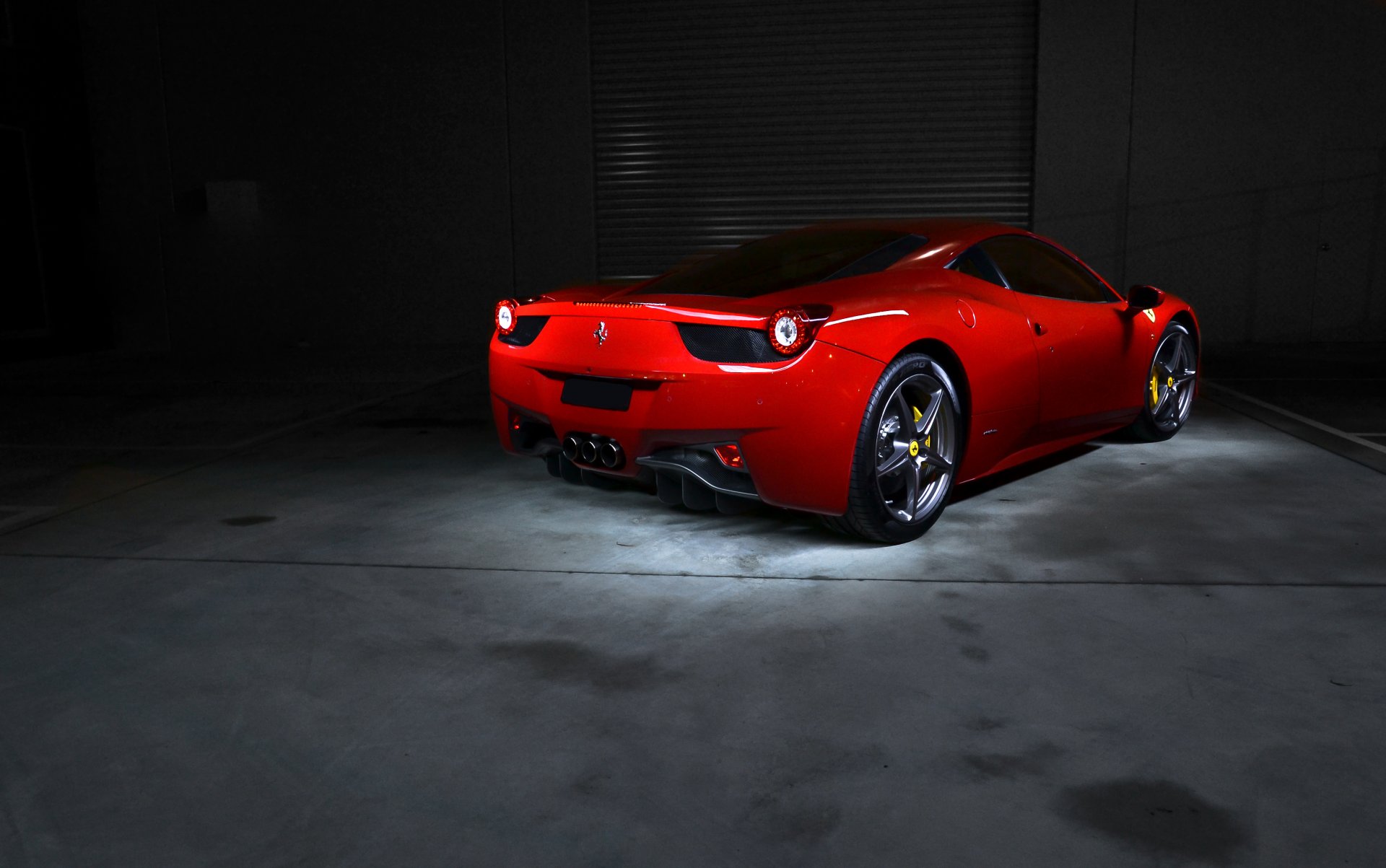 ferrari 458 italia красные феррари красный задок битон отражение