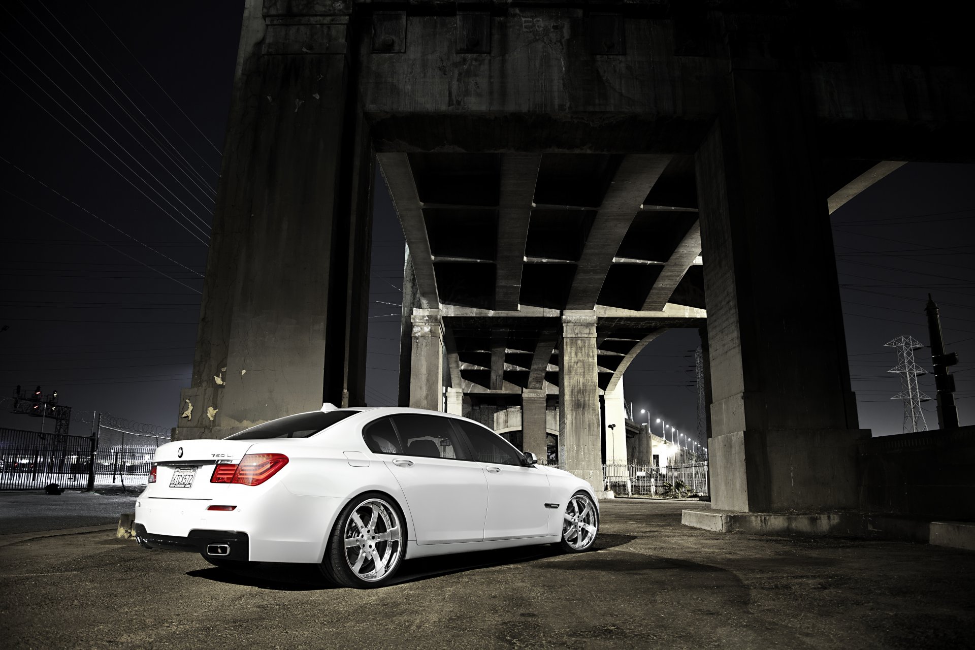 bmw série 7 750li f02 blanc bmw nuit pont supports en béton