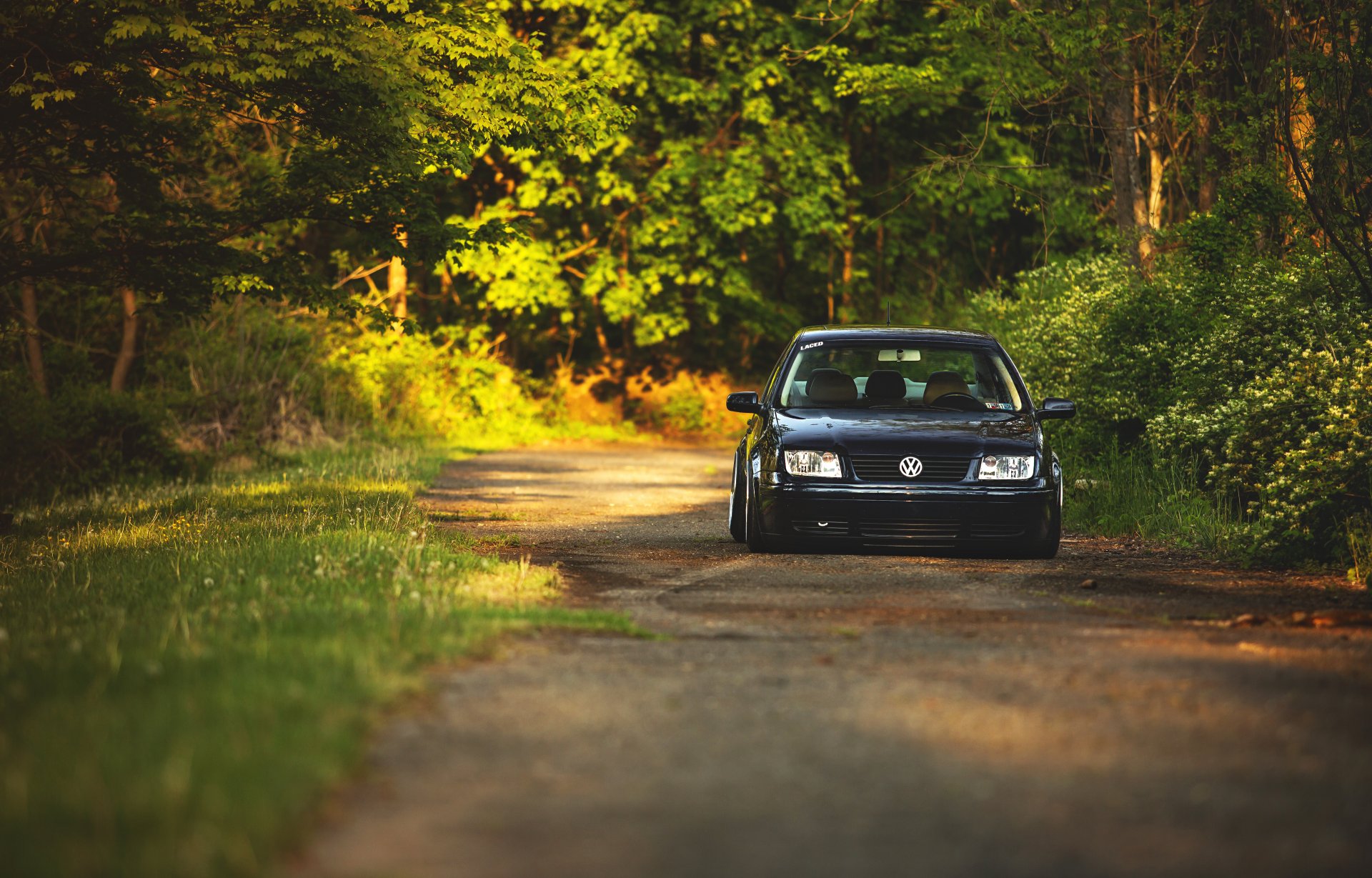 volkswagen jetta mk4 rojo volkswagen frente bosque callejón