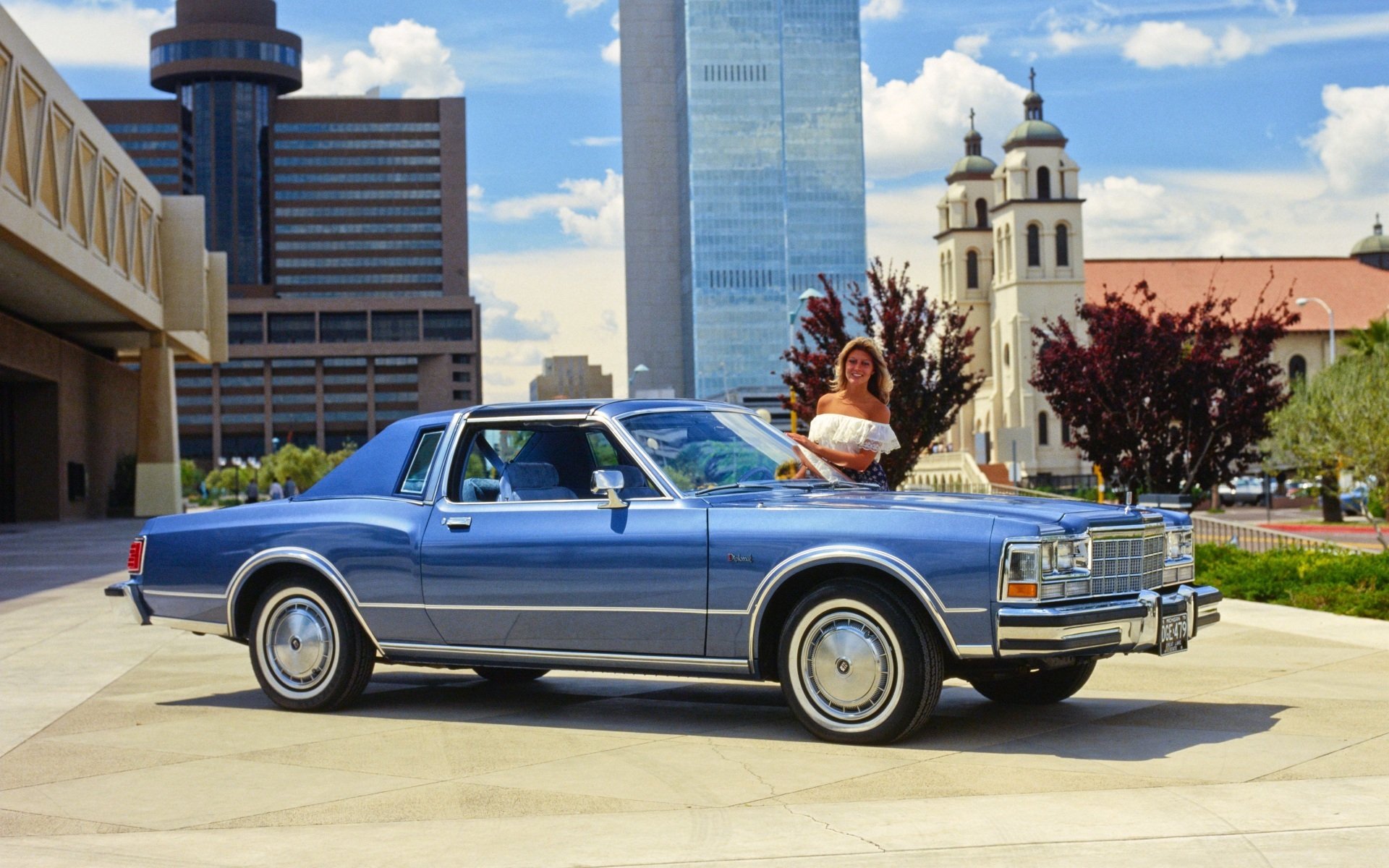 esquivar diplomático medallón coupé 1979 frente ciudad chica fondo