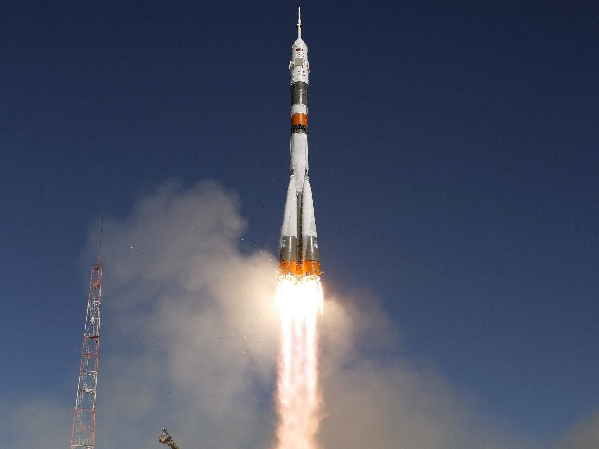 soyuz tma-16 cohete fuego lanzamiento vuelo tecnología espacial astronáutica