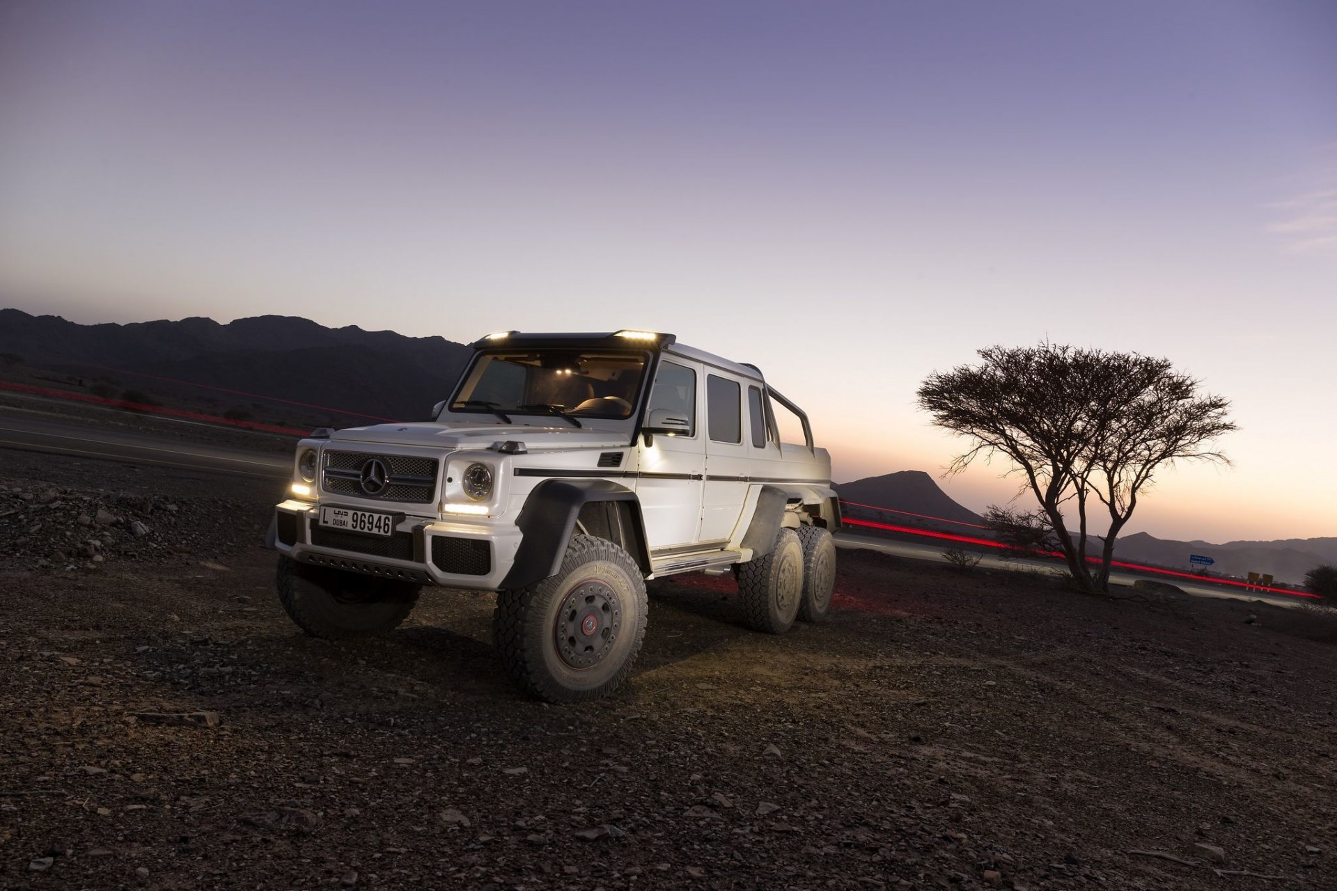 mercedes benz g63 amg 6x6 montagnes coucher de soleil