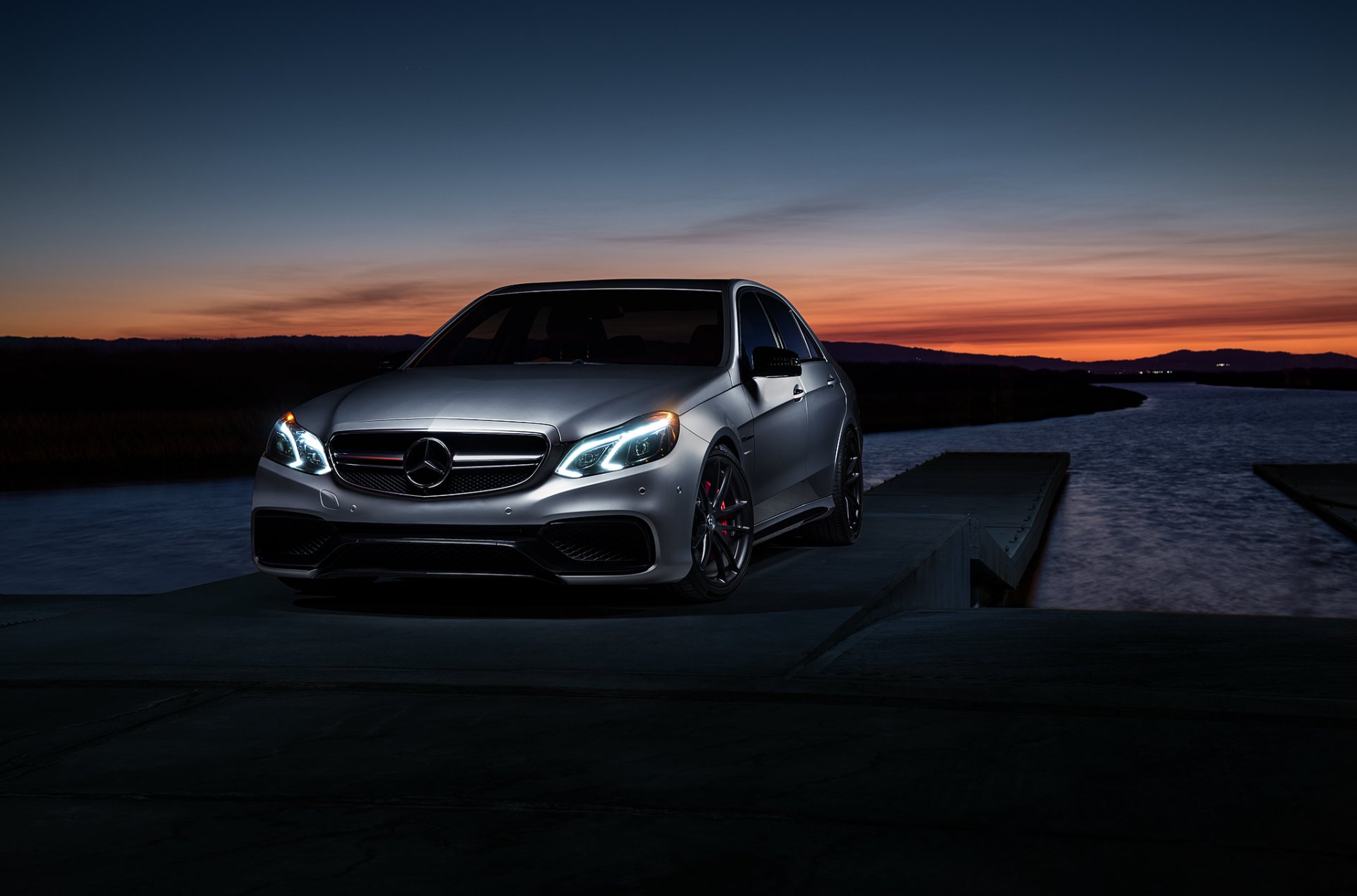 mercedes-benz e63 amg s mode carbone sonore sport automobile coucher de soleil mat gris automobile