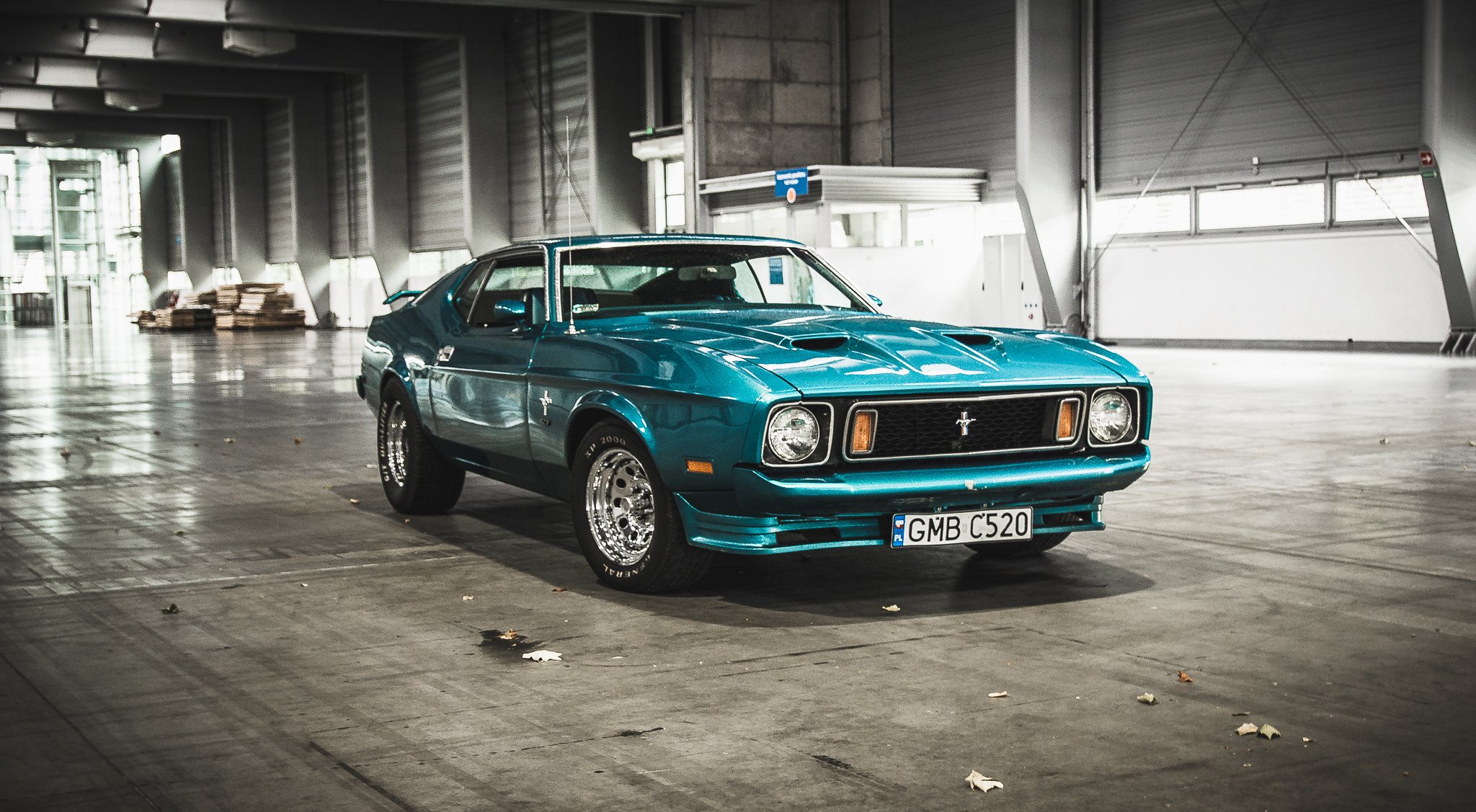 mustang ford 1973 jahr räder scheinwerfer hangar fenster sonnenlicht