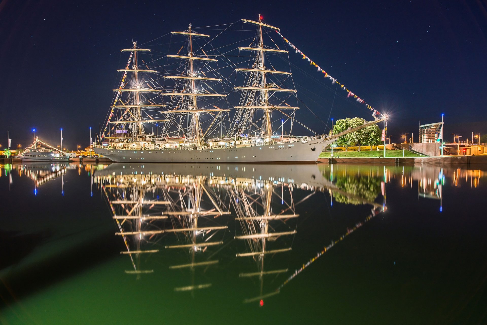 geschenk der jugend bremerhaven deutschland weser fluss weser fluss fregatte segelboot fluss reflexion