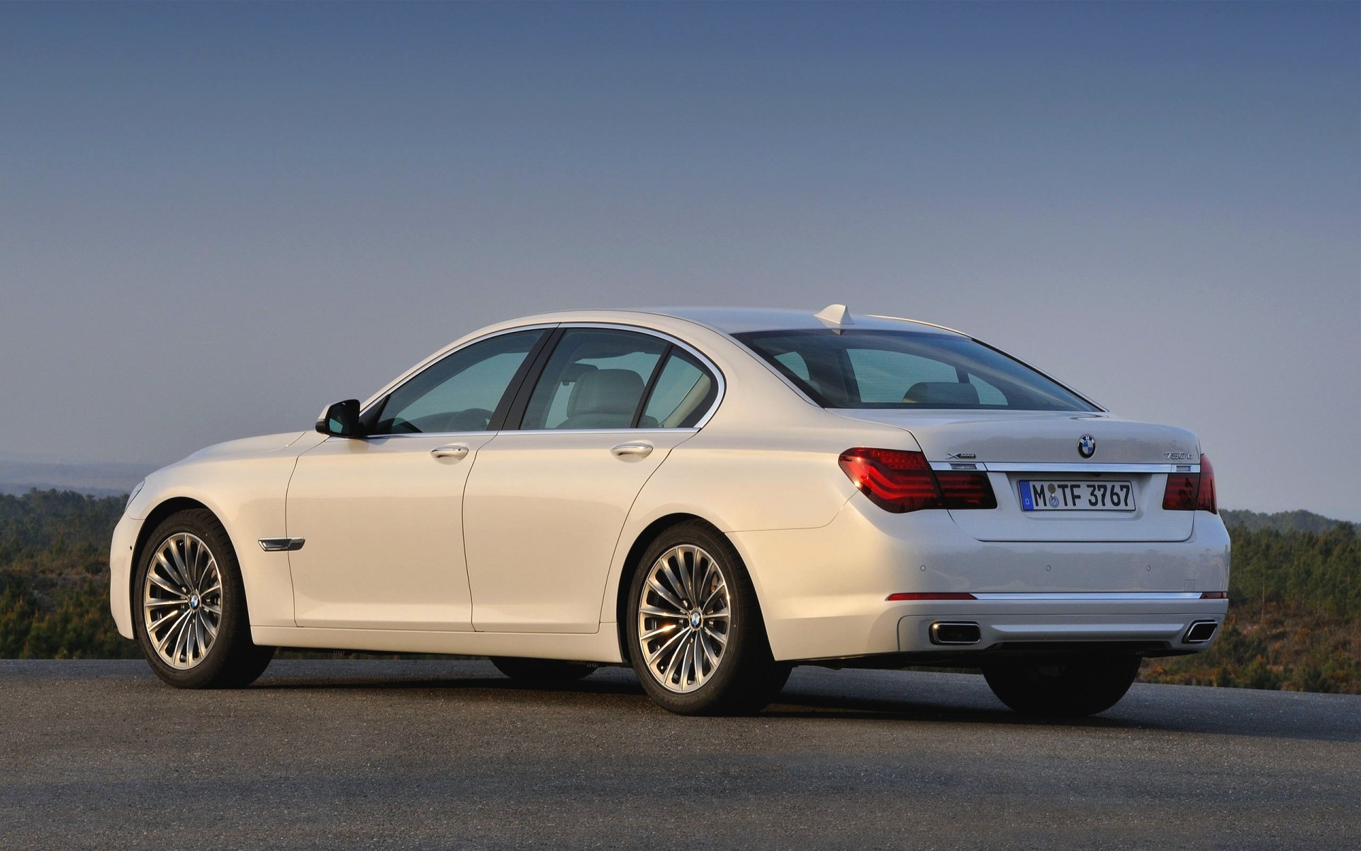 bmw serie 7 bianco berlina auto bmw boomer asfalto