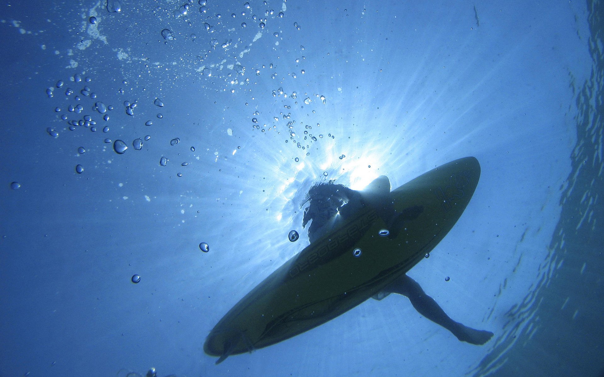 woda morze deska dziewczyna bąbelki ocean pod wodą światło słońce