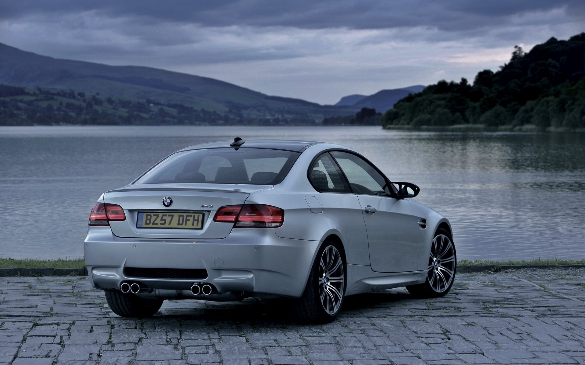 bmw m3 coupé grigio auto lago nuvoloso boomer numero