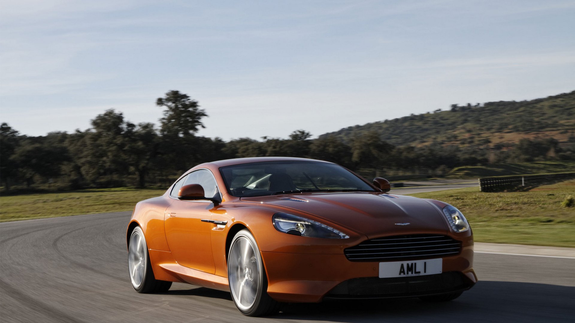 aston martin giro coupé paisaje cielo carretera