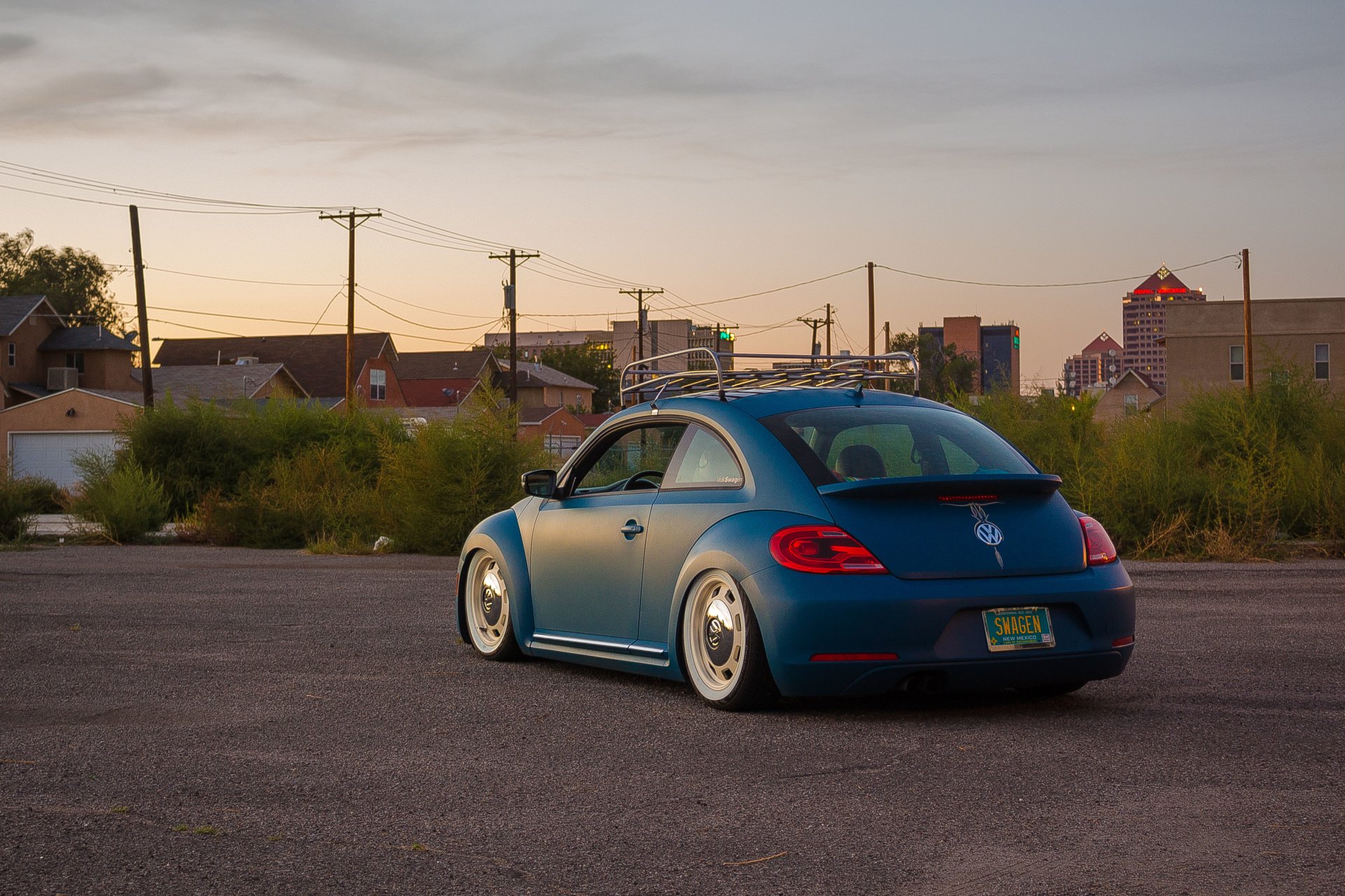 volkswagen new beetle tył ulica linie energetyczne niebo