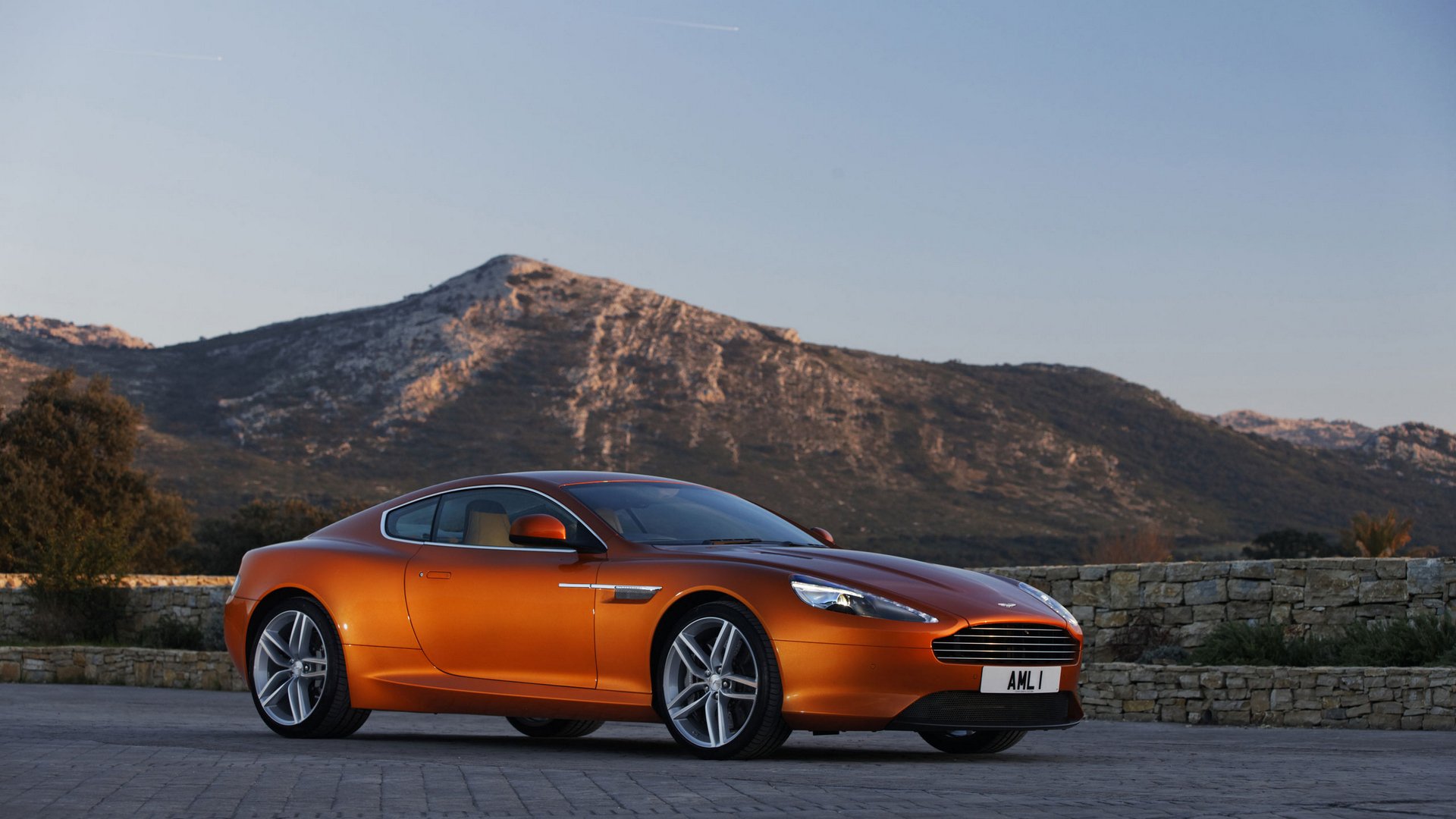 aston martin giro coupé paisaje cielo montañas