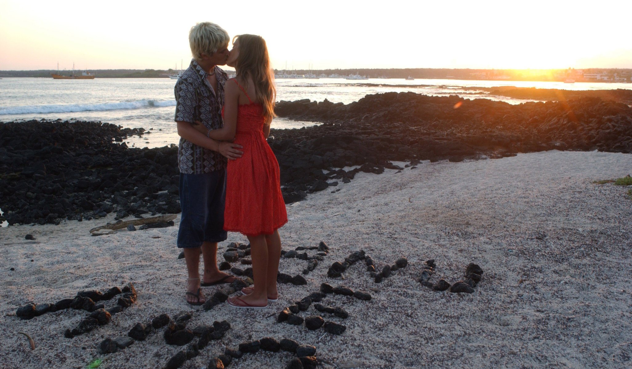 camino rebelde serie de televisión amor romance ternura beso mar costa reconocimiento sentimientos pareja amantes rayos de sol cine