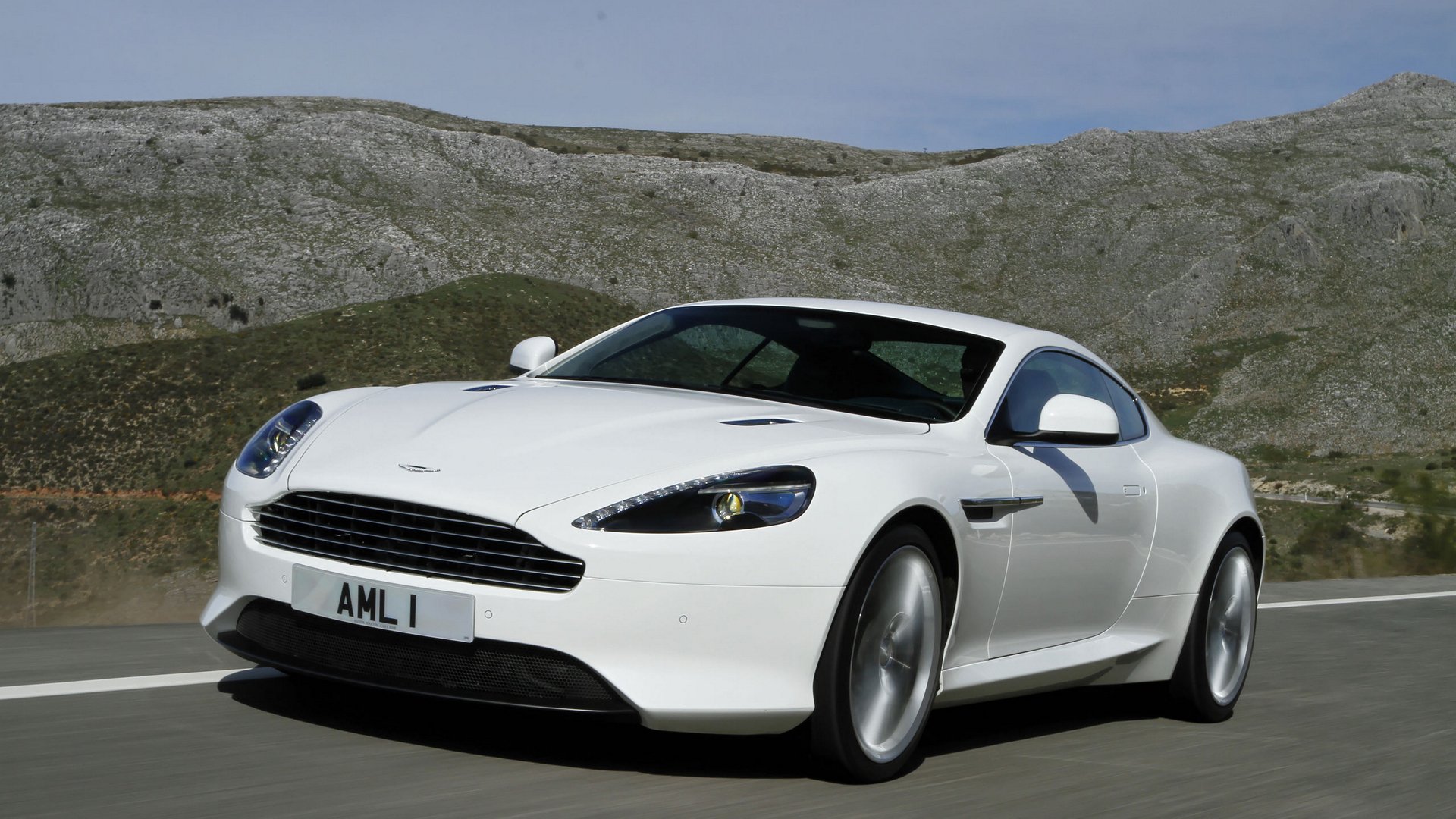 aston martin dévers coupé paysage ciel montagnes route