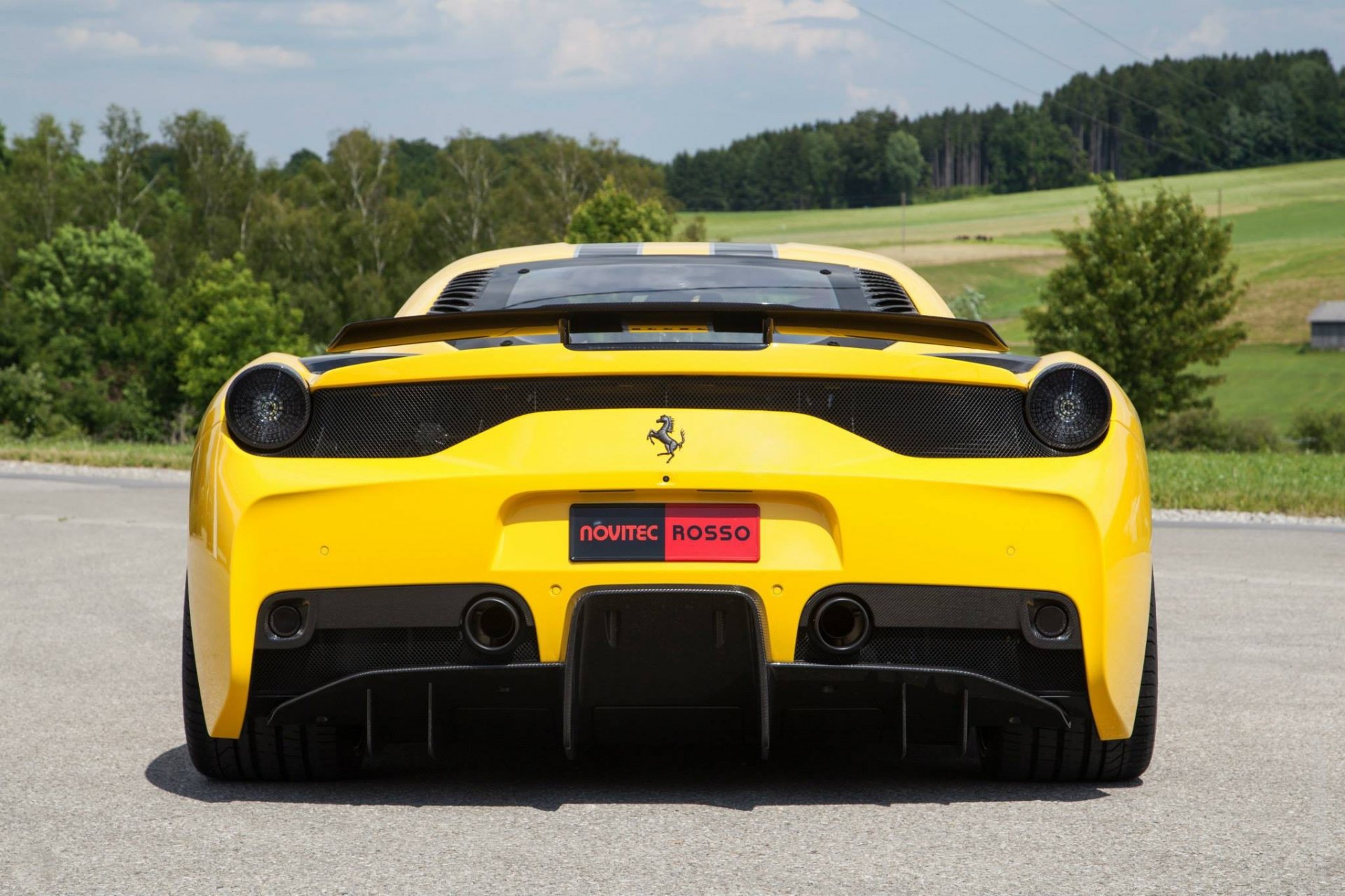 ferrari 458 speciale jaune ferrari arrière ciel arbres