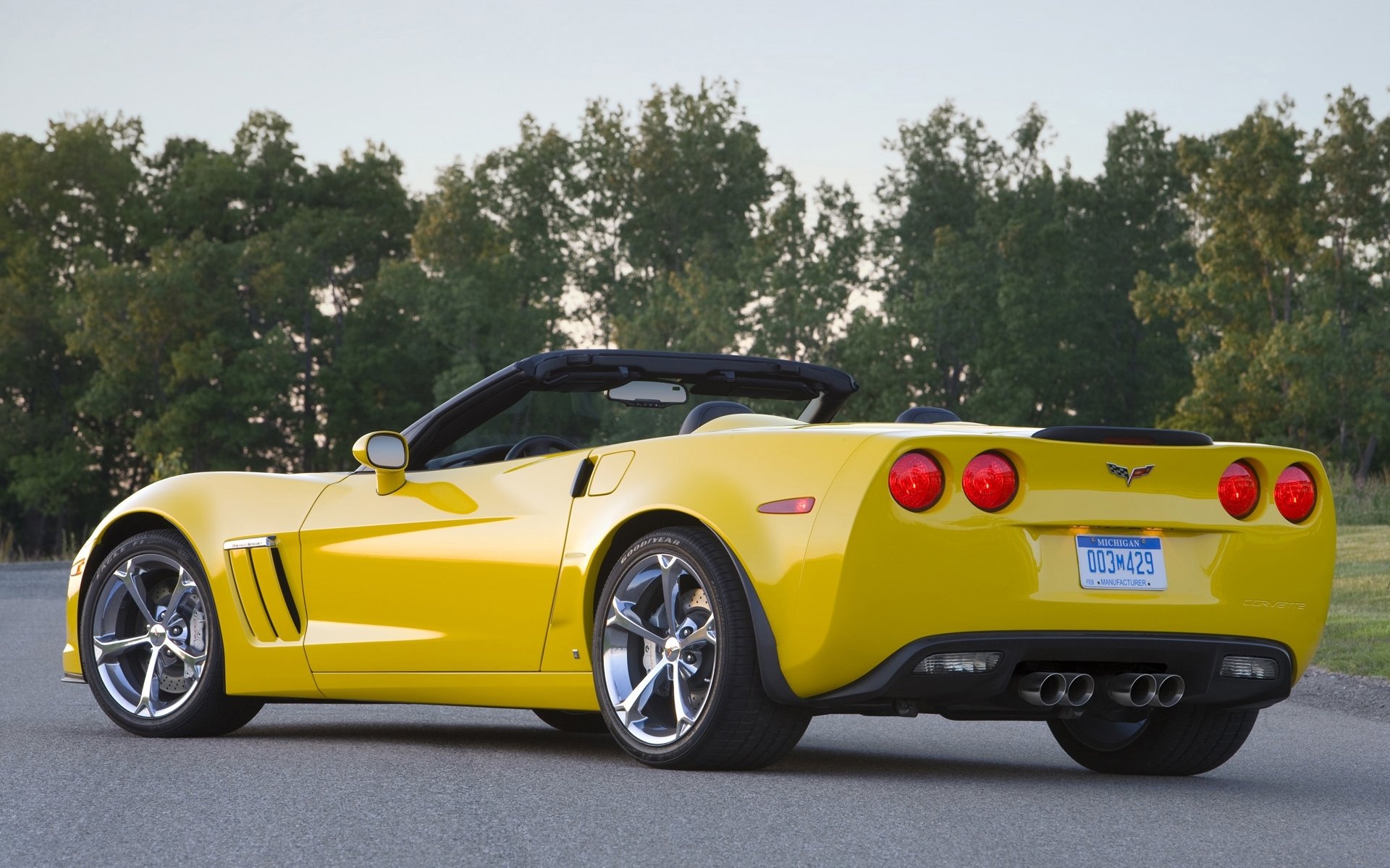 chevrolet corvette grand sport chevrolet kabriolet supersamochód żółty widok z tyłu droga drzewa