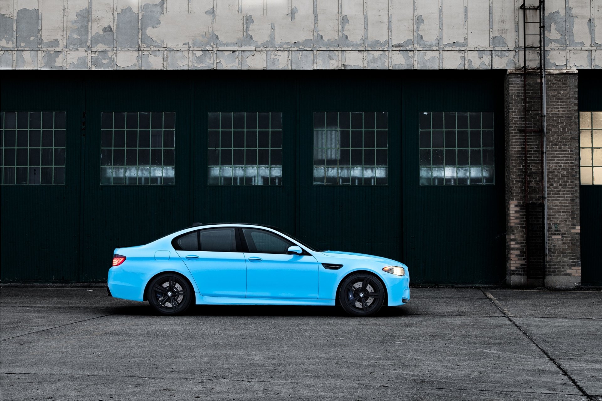 bmw f10 m5 serie 5 ruote olimpico blu tuning bmw boomer beamer ciano lato