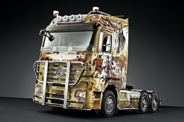 Goldener Mercedes-Benz LKW steht in schwarzer Tapete