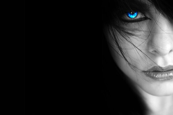 Chica con ojos azules sobre fondo blanco y negro