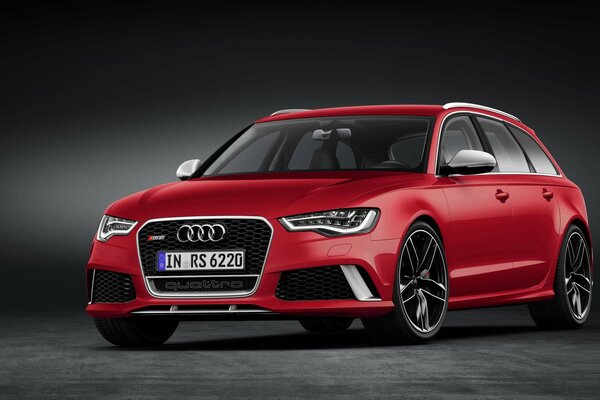 Exquisito coche de Audi en rojo