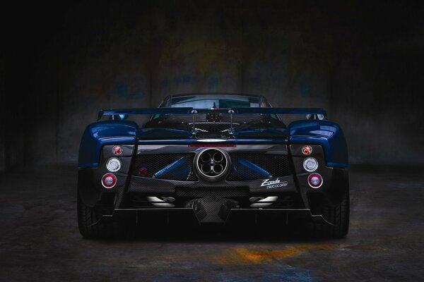 Pagani Zonda Auto in Blau auf Garagenwandhintergrund