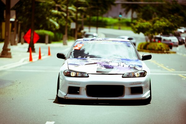 Vue de face de la voiture Nissan avec un beau tuning