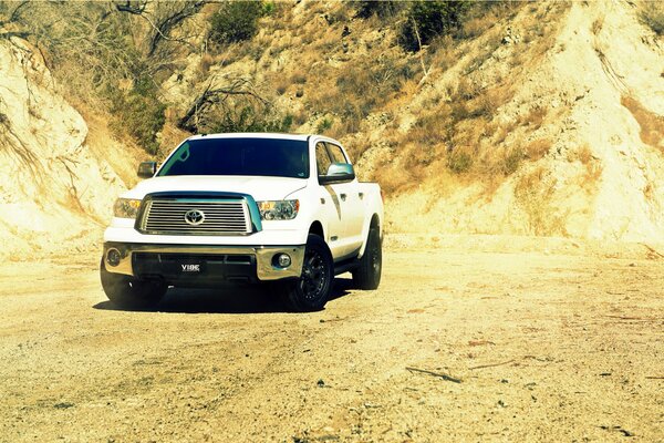 Camioneta Toyota tundra en medio del desierto