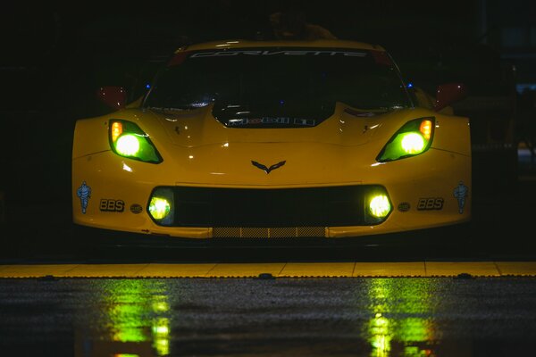 Chevrolet Corvette amarillo con faros verdes