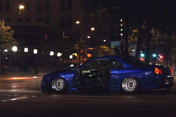 Elegante Nissan r34 en la oscuridad de la ciudad