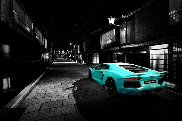 Machine de Lamborghini sur la route de couleur claire