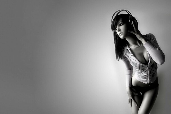 Joven chica sexy en auriculares. Imagen en blanco y negro