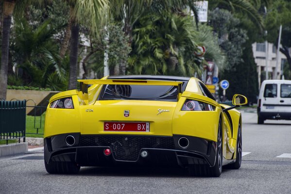 Supercar jaune sur les routes de la ville