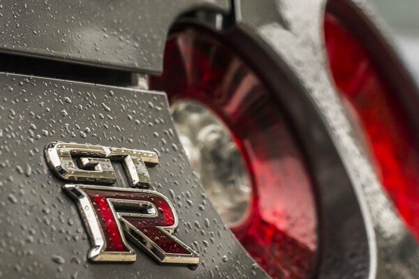 Prise de vue macro d une icône Gt-r avec des gouttes de pluie