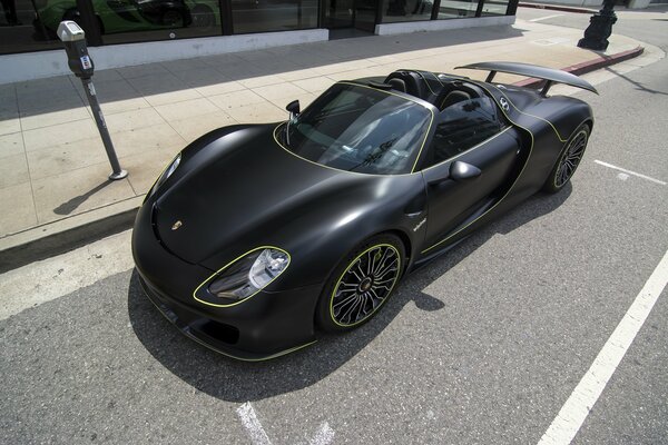 Schwarzer Porsche 918 spyder in einer sonnenverwöhnten Straße