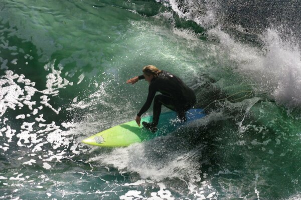 Surfeur sur l eau verte dans la mer