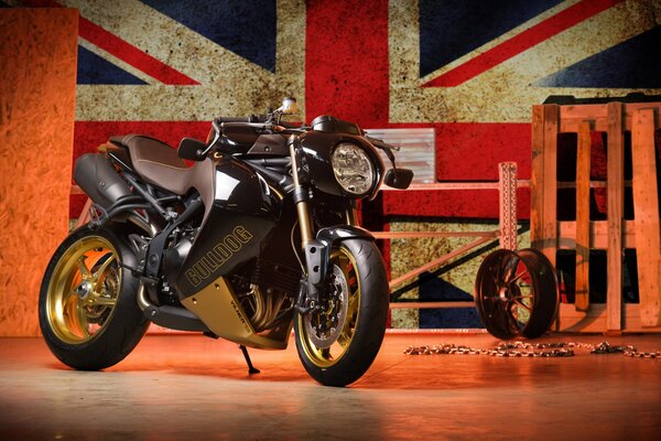 Schwarzes Motorrad Triumph Speed Triple auf dem Hintergrund der britischen Flagge